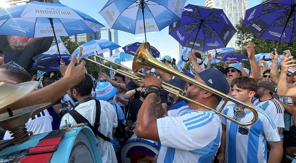 Convocan a un banderazo argentino en Times Square antes de la final con España