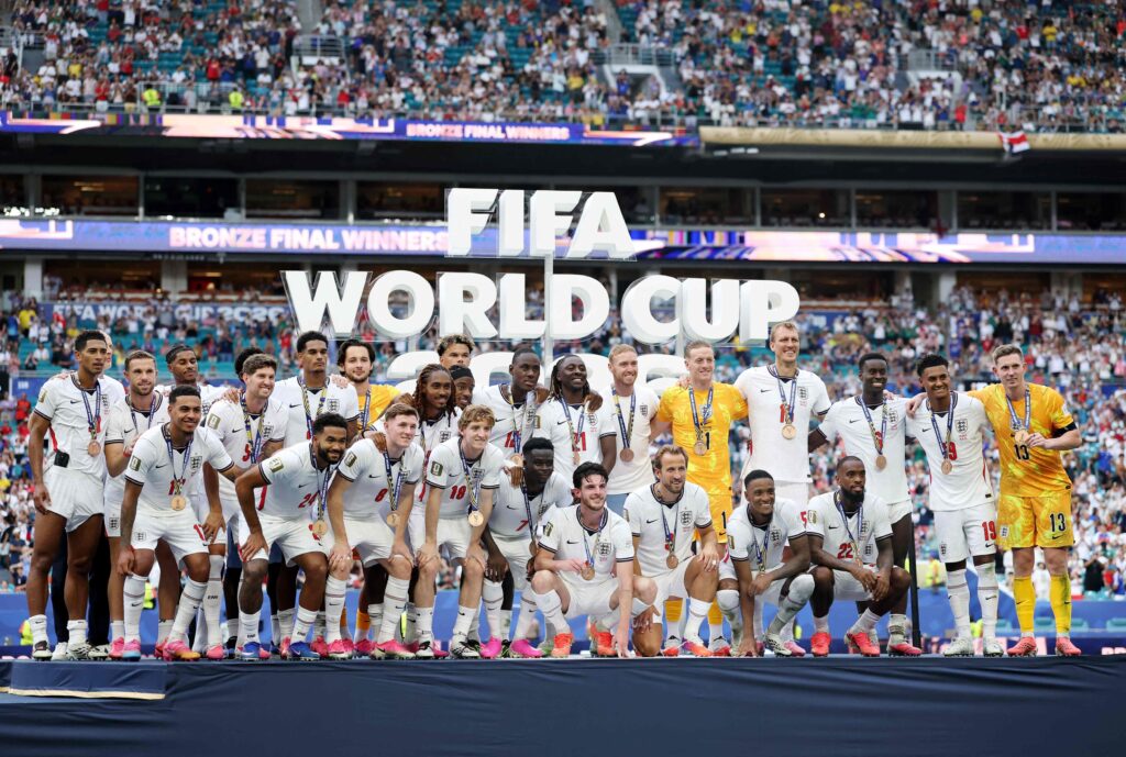 Inglaterra le ganó 6-4 a Francia con un hat-trick de Saka y terminó tercero en el Mundial, pero Mbappé dejó atrás a Messi