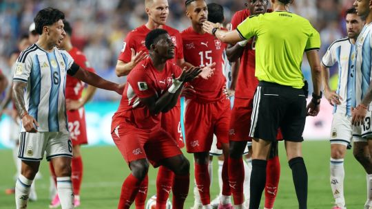 «Fue un error»: La IFAB reconoció que el VAR se equivocó en la expulsión a Breel Embolo ante Argentina