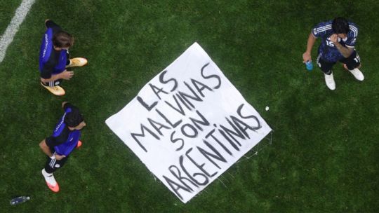 “Las Malvinas son argentinas”, la bandera que la Selección Argentina mostró tras su triunfo ante Inglaterra
