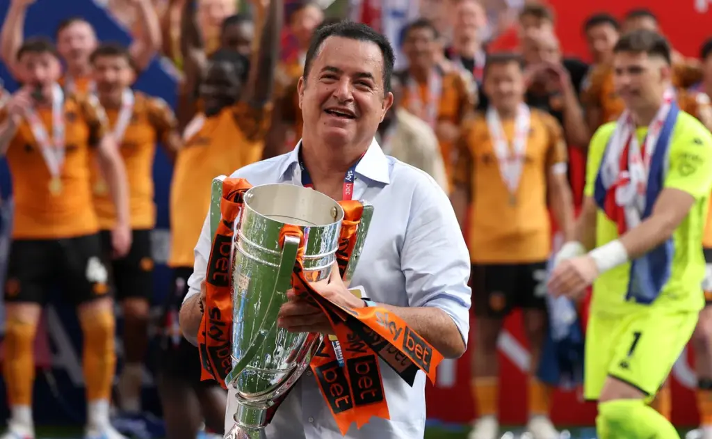 El Presidente de un club de la Premier League anunció 3 fichajes y anticipó 11 refuerzos más vía redes sociales