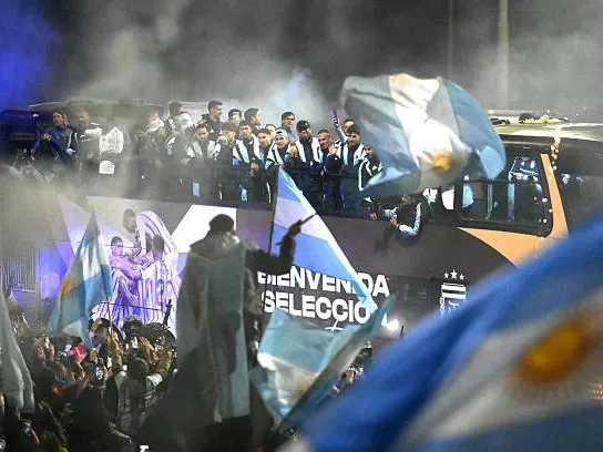 El plantel fue recibido por una multitud en Ezeiza