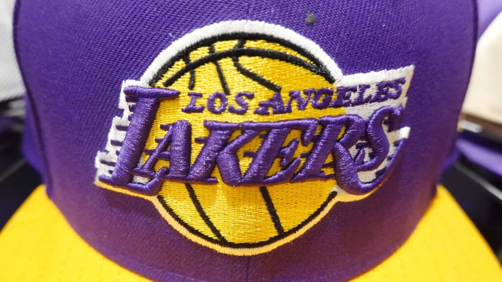 La intrahistoria de la extraña venta de los Lakers