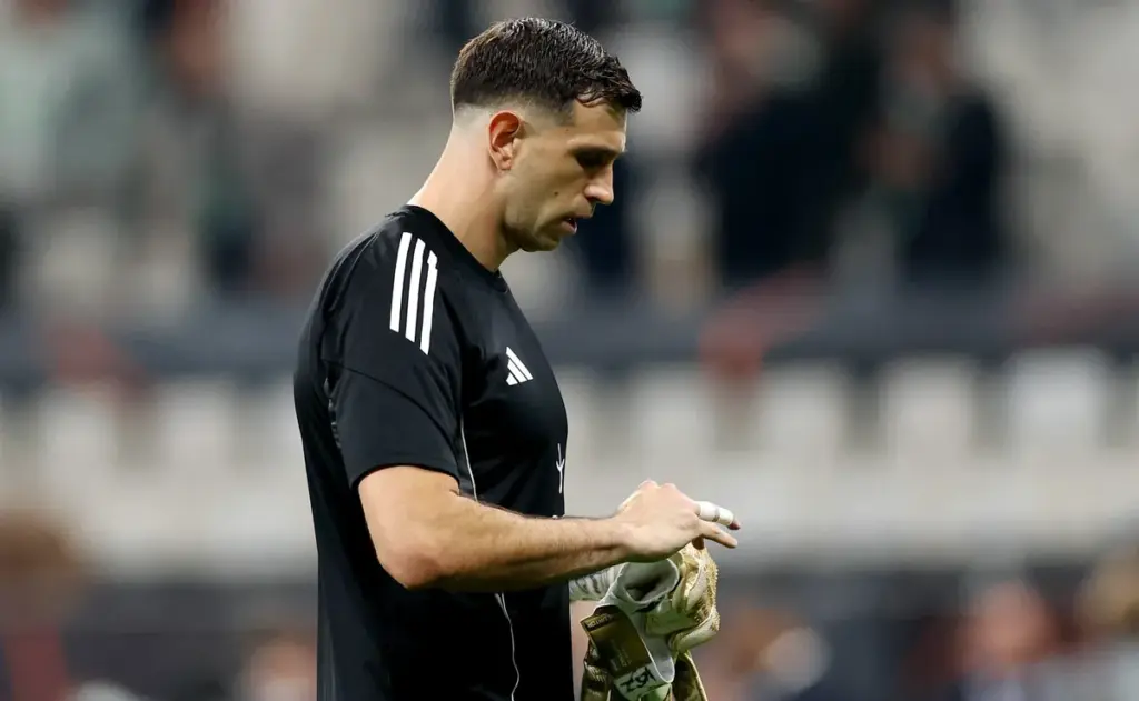 Por qué no ataja Dibu Martínez en Aston Villa vs. PSG por la Supercopa de Europa