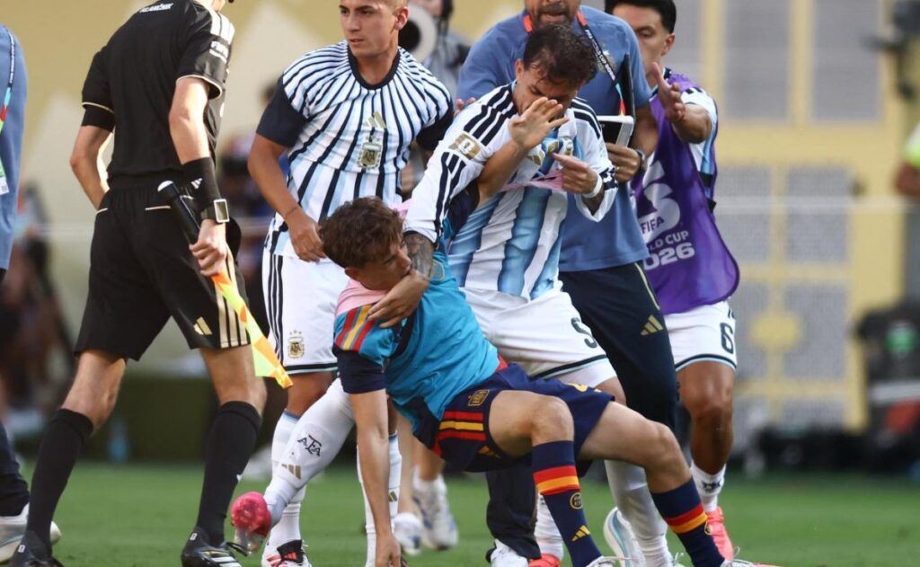 Paredes, con los tapones de punta por su sanción en el Mundial: «Exagerado»