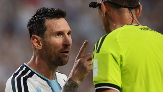 «Son cosas normales»: el árbitro João Pinheiro reveló los detalles de su discusión con Messi y justificó el fallo en la jugada de Embolo