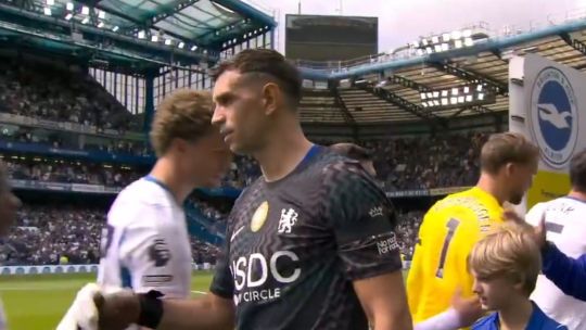 Dibu Martínez hizo su debut en el Chelsea ante Brigthon