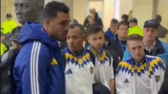 El blooper del año: el micro de Boca se fue del Ducó y dejó varados a cuatro futbolistas
