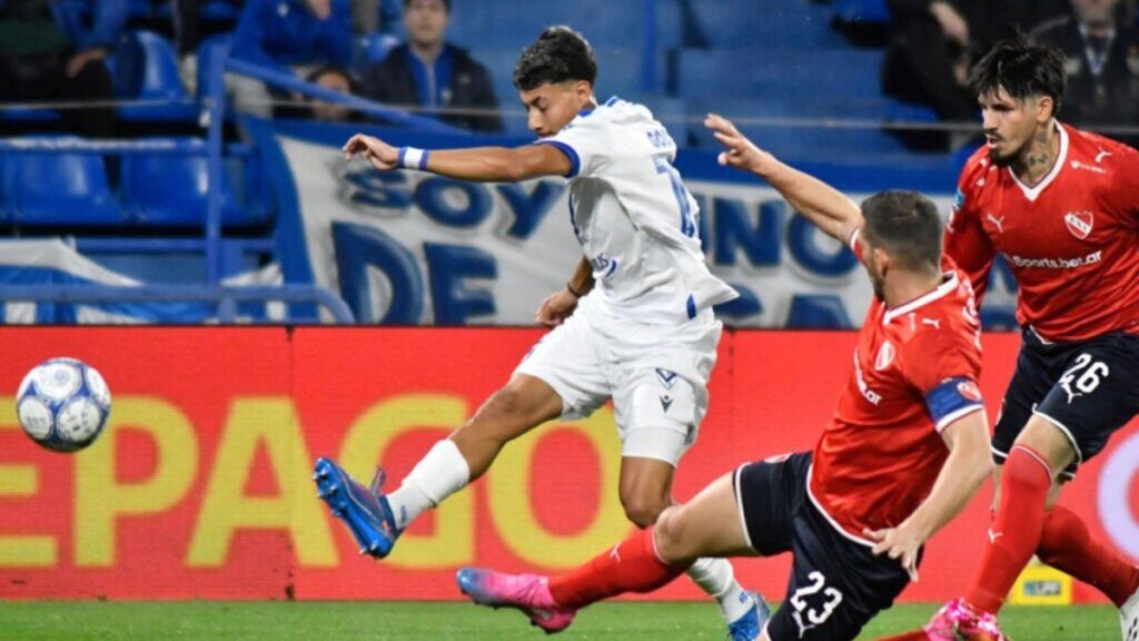Vélez derrotó a Independiente y sigue como único líder de la Zona A