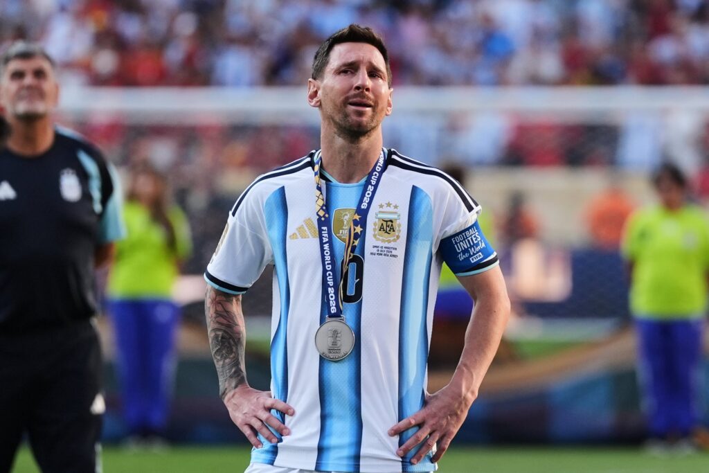 Aplausos para Lionel Messi: la AFA dispuso que todos los partidos se detengan a los diez minutos de juego