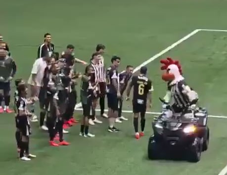 El picante festejo de Atlético Mineiro tras vencer a Santos: un jugador pateó un inflable de la mascota rival