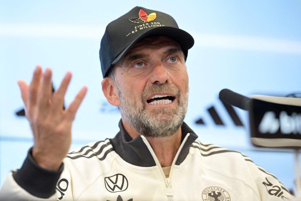 Jürgen Klopp dio su primera lista de convocados como DT de Alemania y una gorra que nuevamente lo puso en el centro de la escena