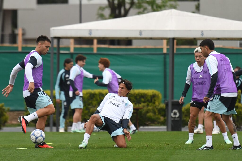 La Selección volvió a las prácticas y Scaloni va perfilando el equipo