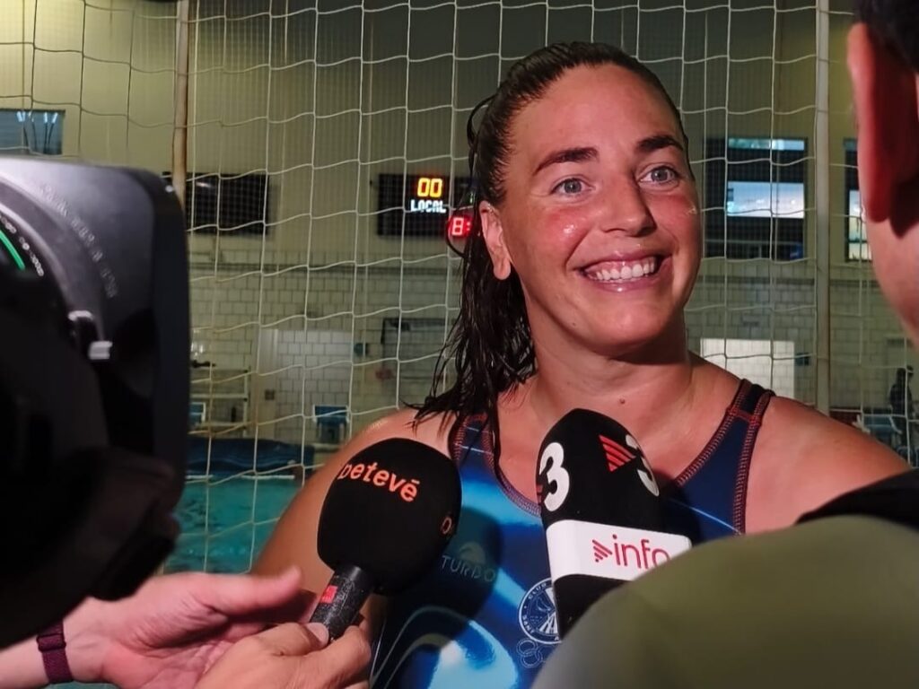 Maica vuelve a sonreír en el agua, 366 días después de ser madre