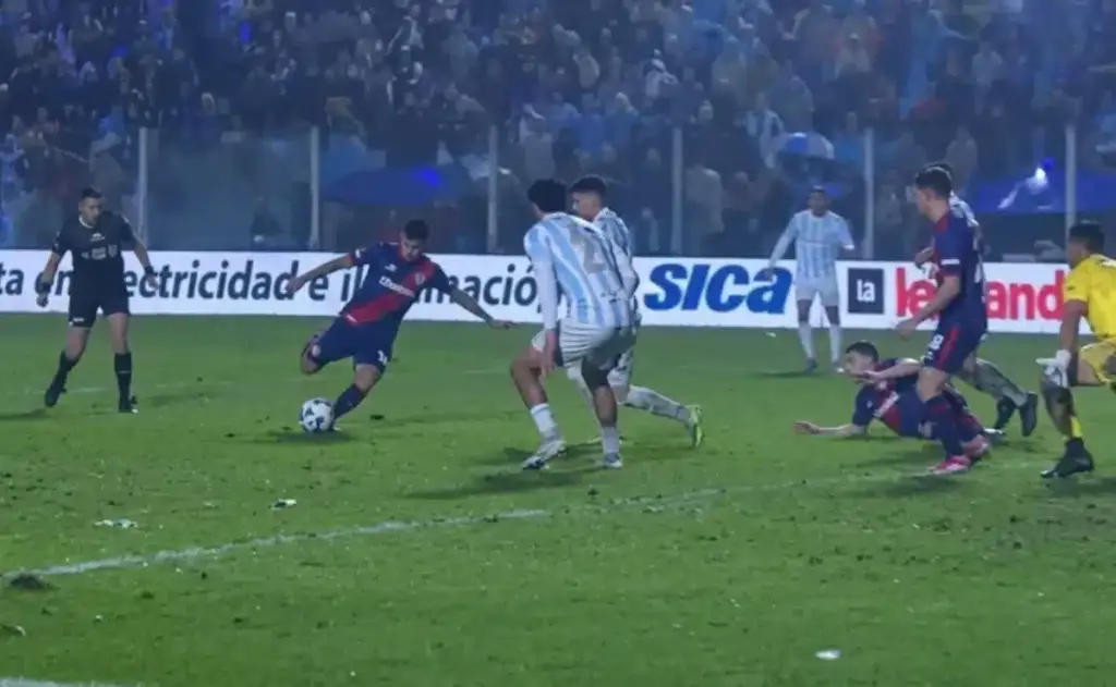 Los hinchas de Boca, indignados con el gesto del árbitro de River: «No disimulan»