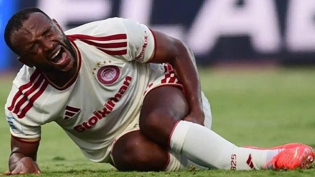 Video: un delantero del Olympiacos sufrió una fractura escalofriante y fue sacado en ambulancia