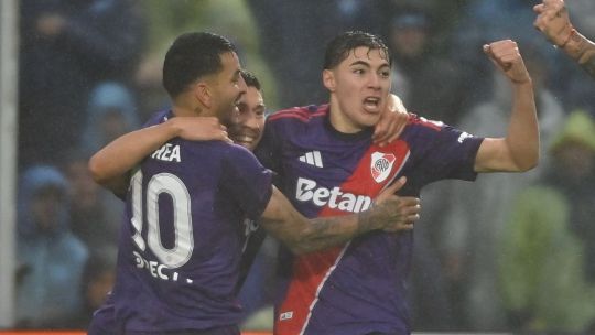 River se quedó con tres puntos agónicos bajo la lluvia ante Atlético Tucumán
