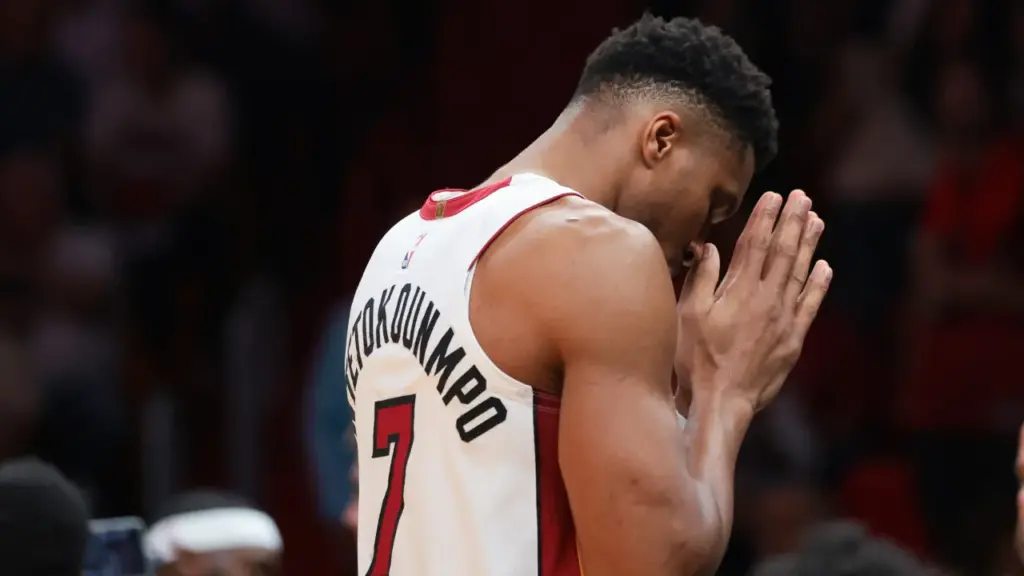 El debut de Giannis Antetokounmpo en Miami Heat mostró los problemas que debe corregir el equipo