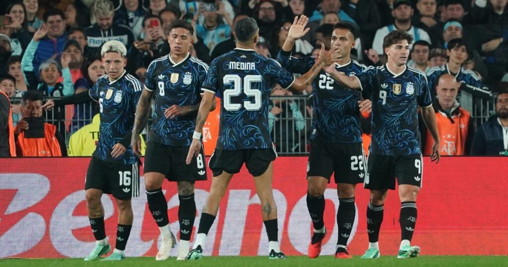 La Selección Argentina golea 5-0 a Burkina Faso al entretiempo en el Monumental