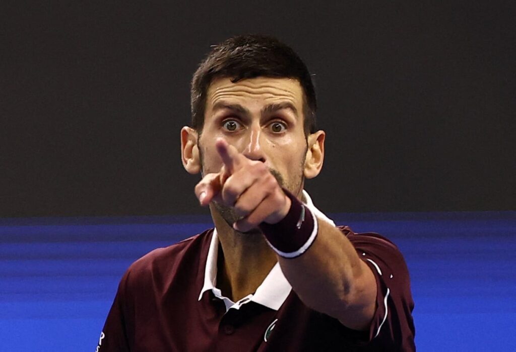 Djokovic iguala las 146 finales de Lendl ante un Medvedev descalificado