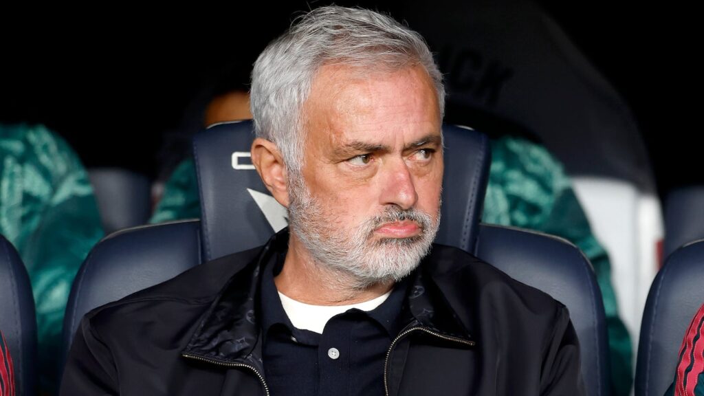 Mourinho: “No voy a dejar que la gente tenga la cabeza en la luna”