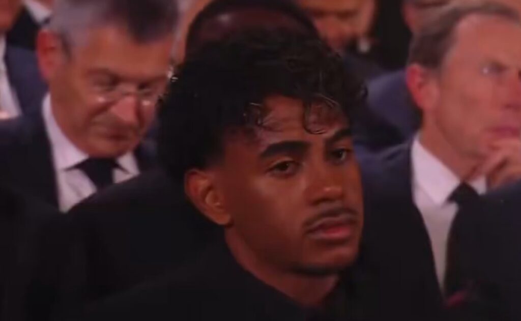 La seria reacción de Lamine Yamal al ver a Harry Kane quedarse con el Balón de Oro