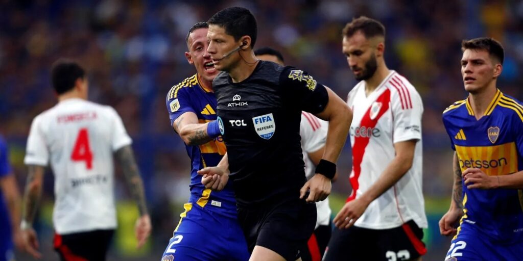 Uno por uno: cómo estará compuesto el equipo arbitral para el Boca-River en La Bombonera