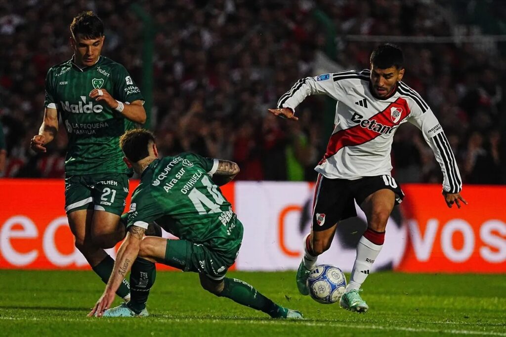 River sufrió ante Sarmiento por sus errores defensivos y terminó empatando en Junín