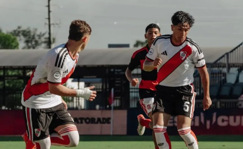 River se lo dio vuelta al Flamengo y se metió entre los 4 mejores de la Messi Cup