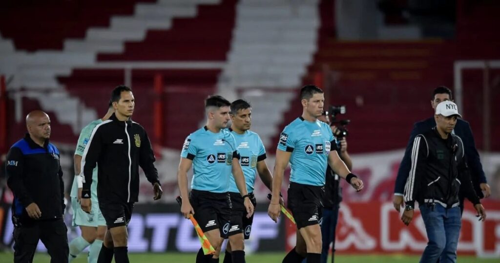 Un árbitro denunció amenazas en un partido de Primera: «comenzaron a increparnos» y «querían ingresar al vestuario»