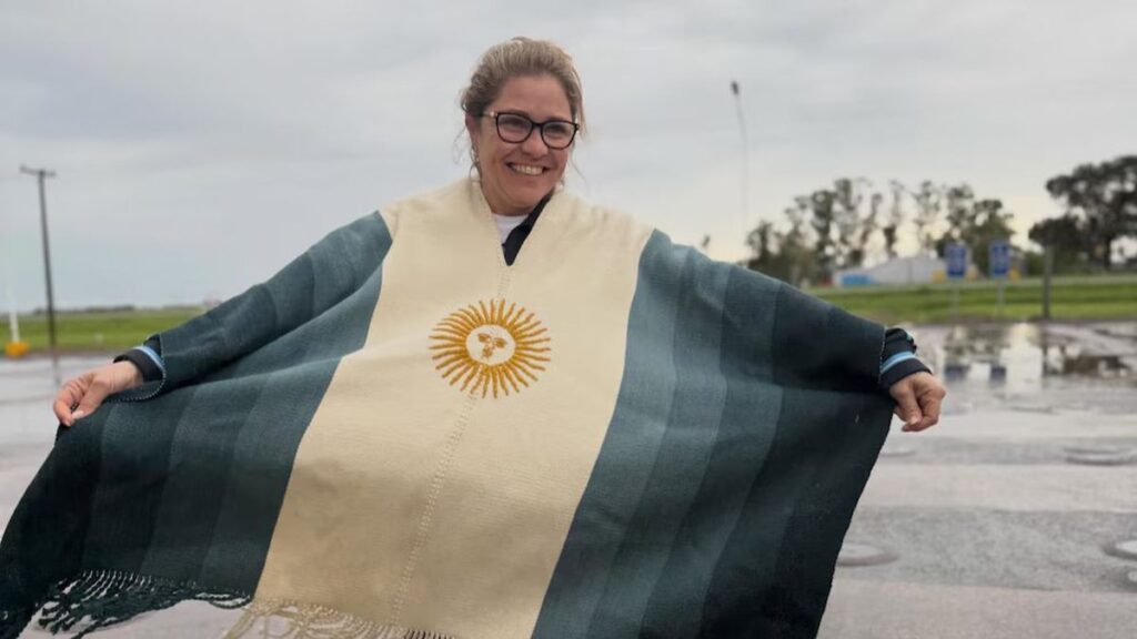 Se supo quién se quedó con el poncho viral de La Sole en la despedida de Messi