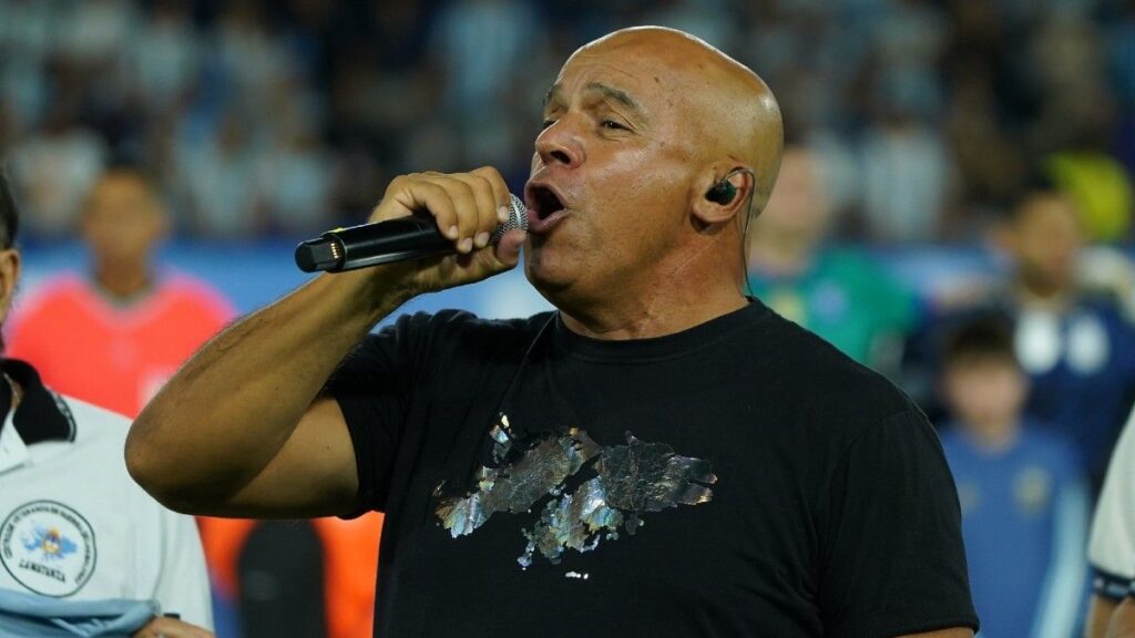 Fabio Santana reveló que mostrará la bandera de Malvinas al cantar el himno en la despedida de Lionel Messi en el Monumental