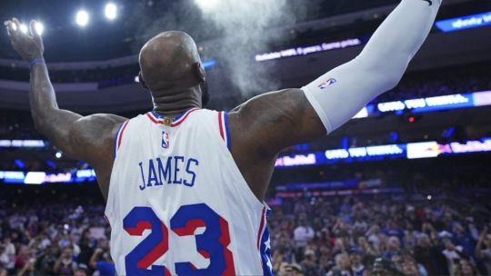 LeBron James agranda su leyenda abriendo la nueva temporada de NBA con Philadelphia 76ers