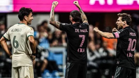 «Todavía estás girando»: el picante cruce de Messi y De Paul a Junior Alonso