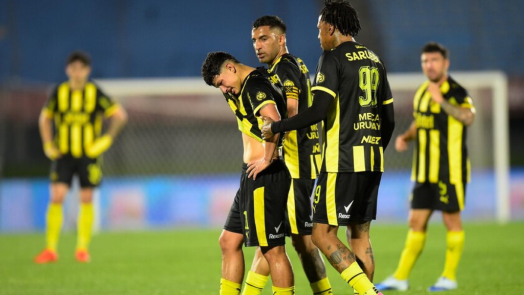 Video: sacó la pelota afuera para que atendieran a su rival, lo silbaron y se puso a llorar